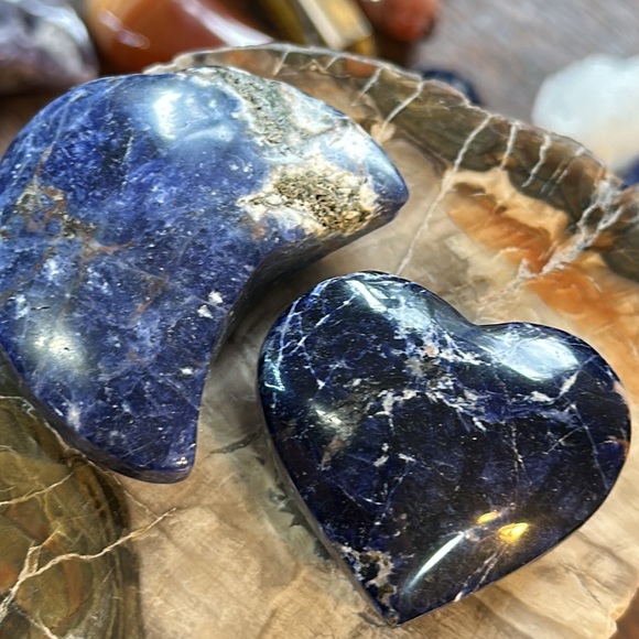 🔥SALE🔥 Sodalite Crystal Moon And Heart Carving! - Picture 3 of 3